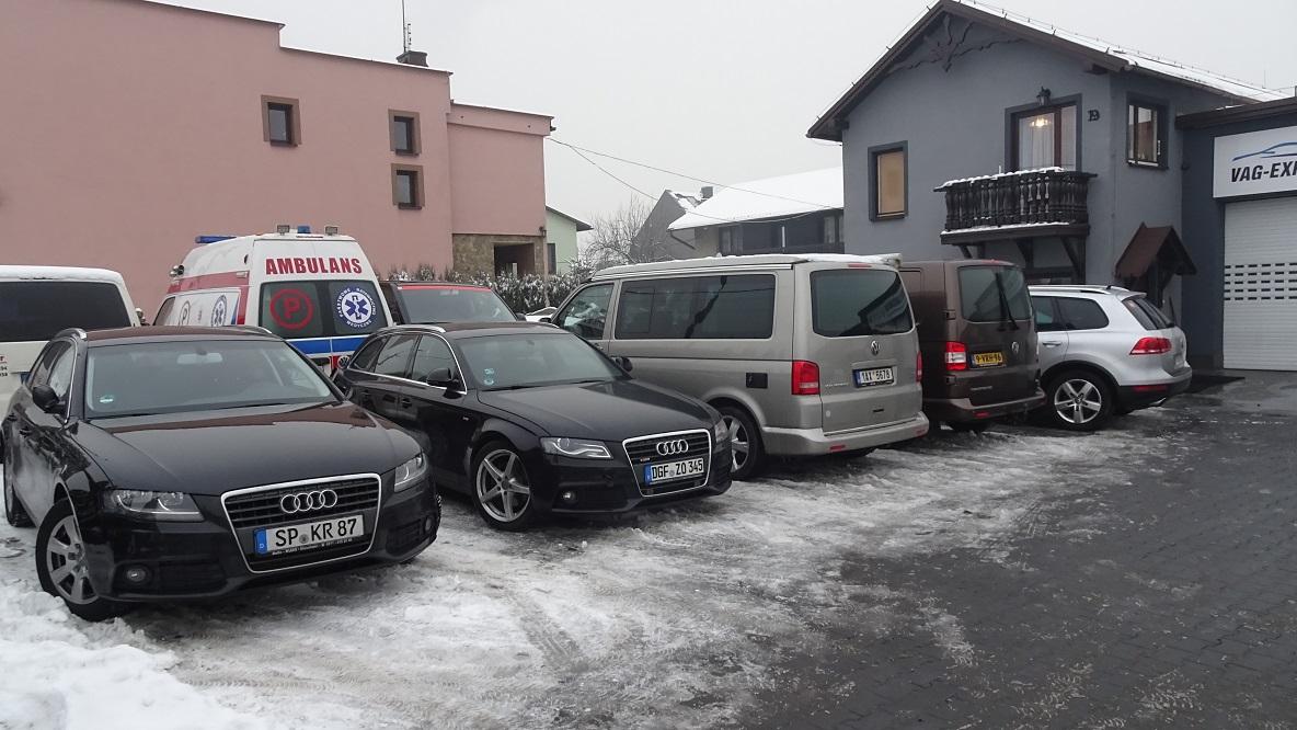 reparierte Fahrzeuge auf dem Parkplatz